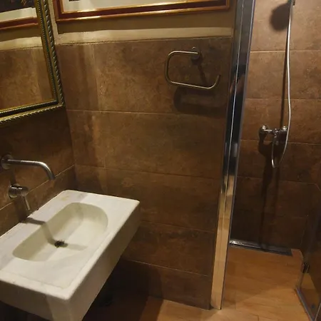 Pensio Bellmirall 2* Girona